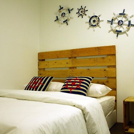 Roof Talk Theme Hostel Johor Bahru Rum bild