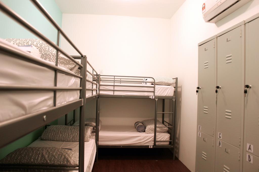 Roof Talk Theme Hostel Johor Bahru Rum bild