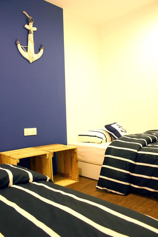 Roof Talk Theme Hostel Johor Bahru Rum bild