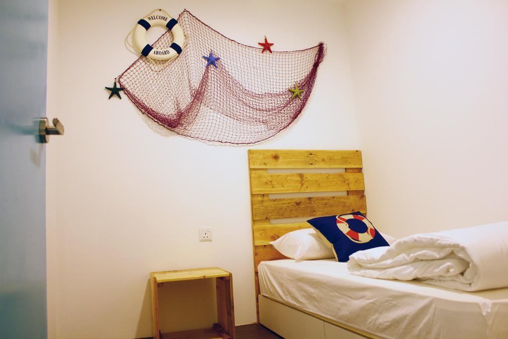 Roof Talk Theme Hostel Johor Bahru Rum bild